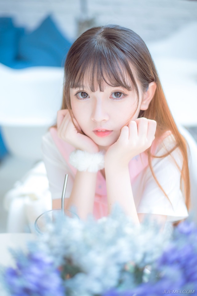 “喏！”小校点点头，神色慌急道：“回将军，泠苞被刘璝说降，如今已经打开城门，庞统、魏延已经带着兵马杀进城来，将军，我们该怎么办？”